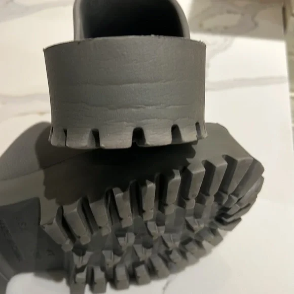 Jeffrey Campbell Gray Platform Slip-On Shoes / clogs size 10/41. - Picture 4 of 4